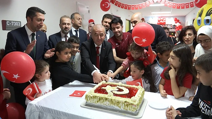 Cumhuriyet'in 102. Yılı Fethi Sekin Şehir Hastanesi'nde kutlandı
