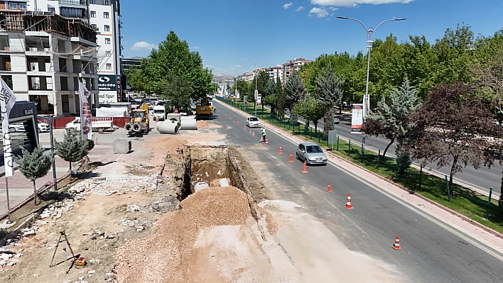 Cumhuriyet Mahallesi'nde kanalizasyon ve yağmur suyu hattı çalışmaları