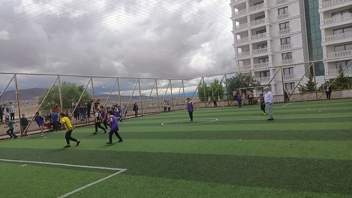 Cumhuriyet Ortaokulu Geleneksel Futbol Turnuvası başladı