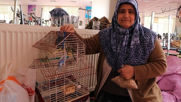 Depremde evindeki her şeyi bıraktı, kuşlarını kurtardı