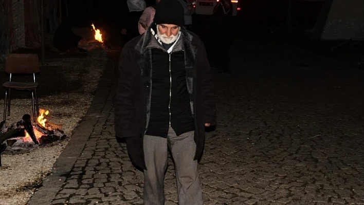 Depremde felçli adamın yürümeye başladığı iddiası