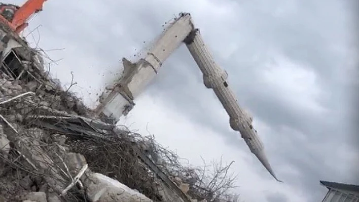 Depremin vurduğu Elazığ'da yıkımlar sürüyor, caminin minaresi böyle devrildi