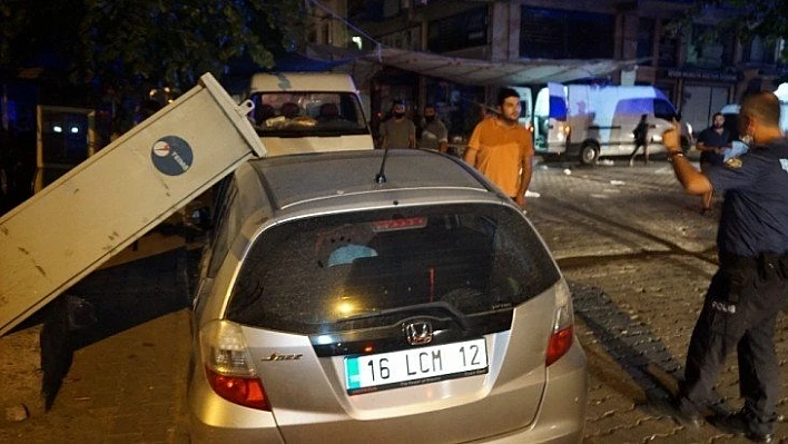 Edremit'te elektrik trafosu patladı, pano aracın üstüne devrildi