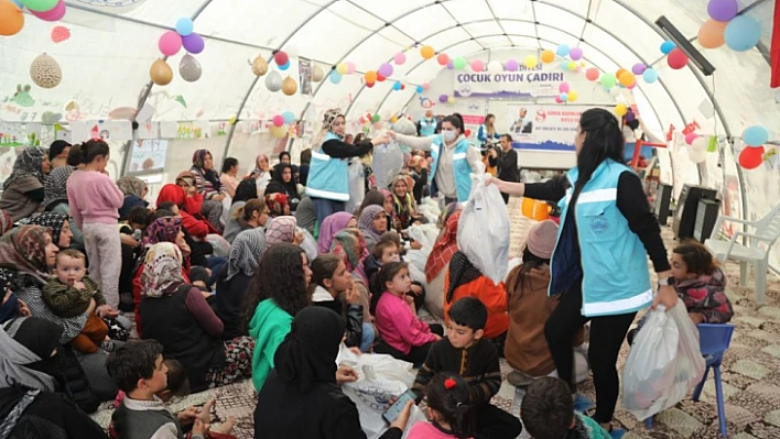 Elazığ Belediyesi depremzede kadınları yalnız bırakmadı 