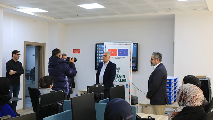 Elazığ Belediyesi Dijital Gençlik Merkezi'nde eğitimler sürüyor