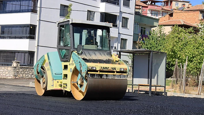 Elazığ Belediyesi, Esentepe Mahallesi'nde yol yenileme çalışması yapıyor