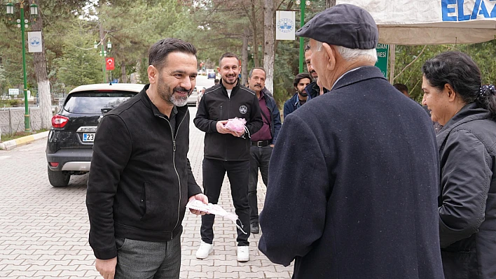 Elazığ Belediyesi, mezarlıklarda ücretsiz Yasin-i şerif dağıttı