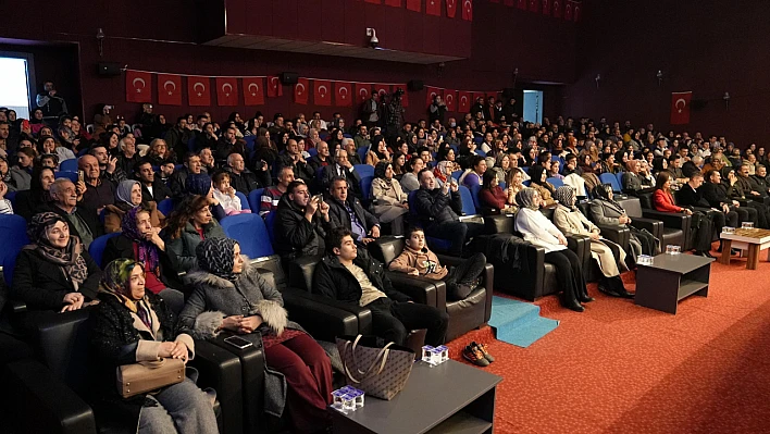 Elazığ Belediyesi'nin düzenlediği müzikal tiyatro beğeni topladı
