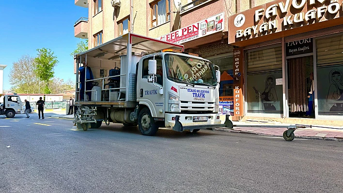 Elazığ Belediyesi tarafından, asfaltlanan yolların çizgileri çekildi