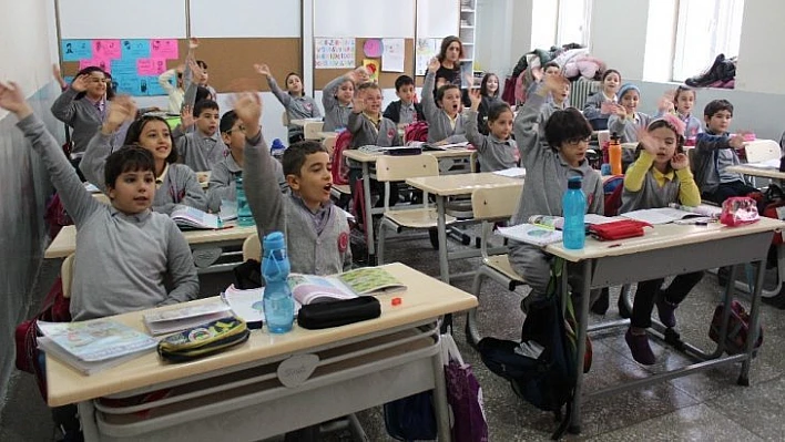 Elazığ'da 114 bin öğrenci ara tatilin bitmesiyle ders başı yaptı