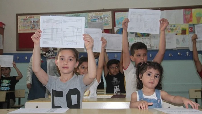 Elazığ'da 124 bin öğrenci karne heyecanı yaşadı