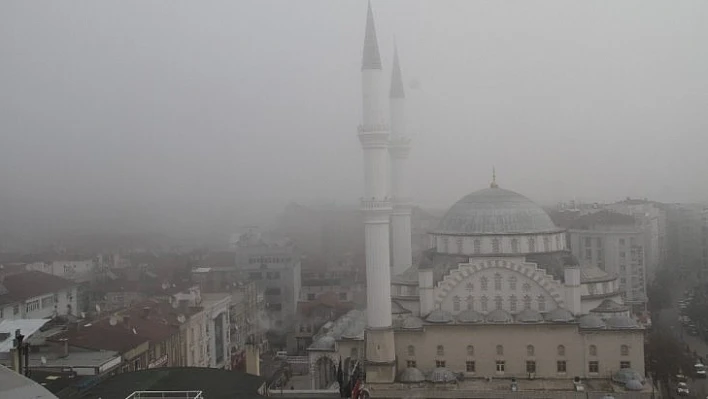 Elazığ'da 3 gündür devam eden yoğun sis hava ulaşımını da etkiliyor