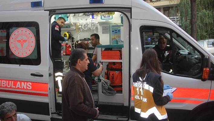 8 katlı binadan kopan beton parçalar 2 kişiyi yaraladı