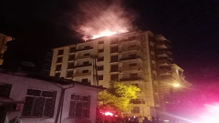 Elazığ'da 8 Katlı binanın çatısında yangın çıktı