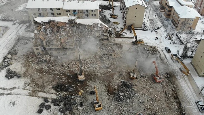 Elazığ'da ağır hasarlı yapıların yıkımı sürüyor