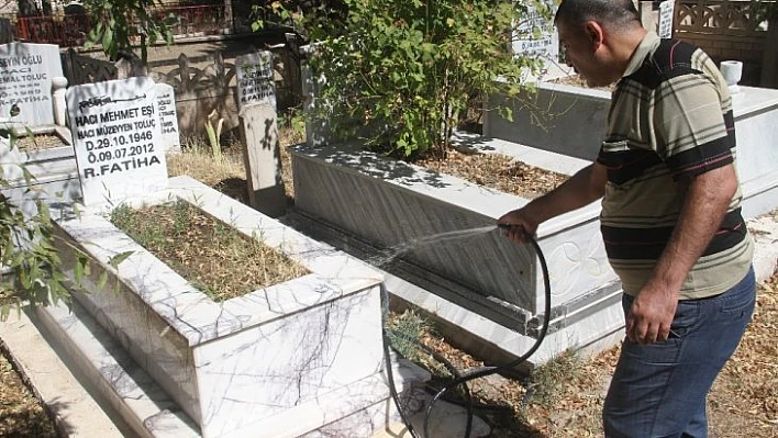 Elazığ'da Arife günü mezarlıklarda ziyaretçi yoğunluğu