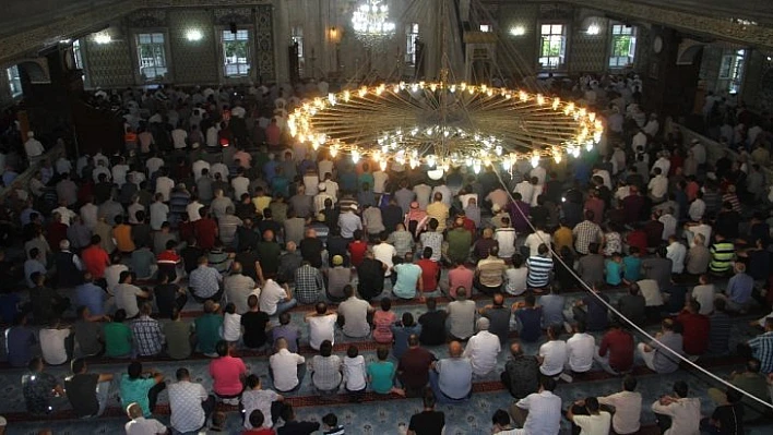 Elazığ'da bayram namazında camiler doldu