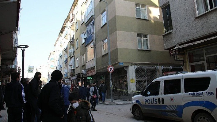 Elazığ'da depremde hasar alan orta hasarlı bir bina tahliye edildi