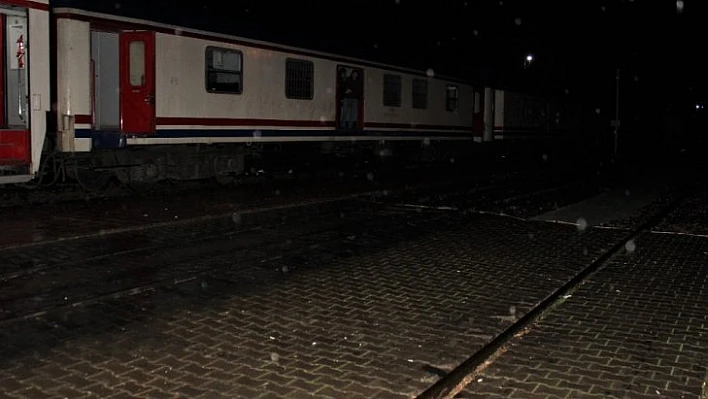 Elazığ'da duran 104 yolculu tren 10 saat sonra hareket etti
