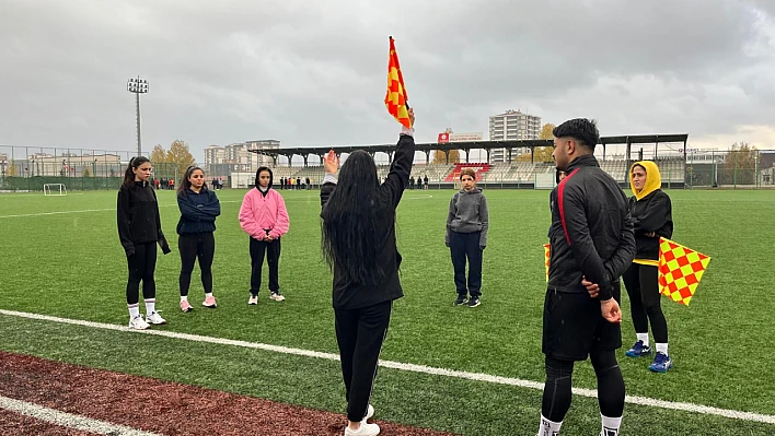 Elazığ'da futbol aday hakem kursu tamamlandı