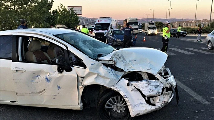Elazığ'da iki otomobil çarpıştı: 9 Yaralı