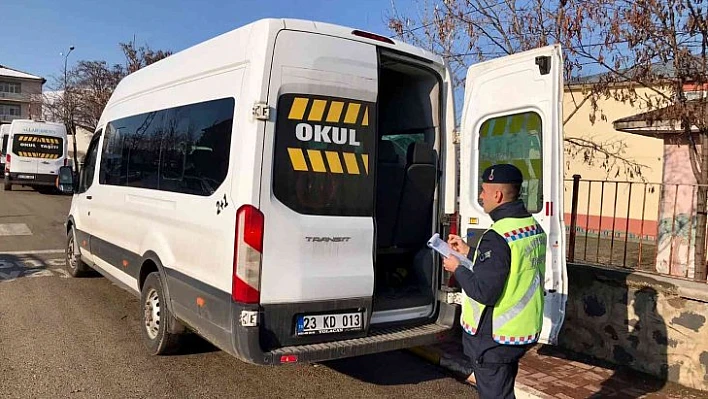 Elazığ'da jandarma ekipleri okul servis araçlarını denetledi