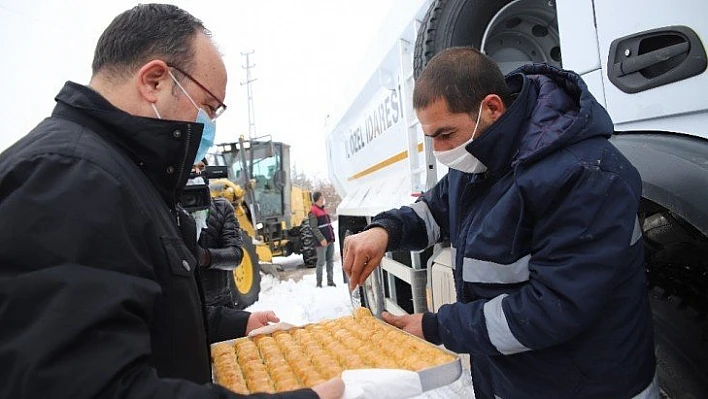 Elazığ'da karla mücadele ekiplerine validen baklavalı ziyaret