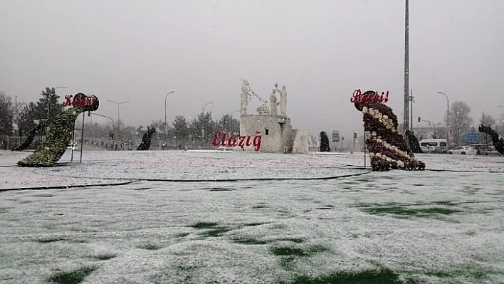 Elazığ'da kent merkezine mevsimin ilk karı yağdı