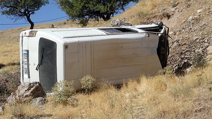 Elazığ'da minibüs şarampole yuvarlandı : 2 yaralı