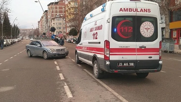 Motosiklet ile otomobil çarpıştı:1 yaralı