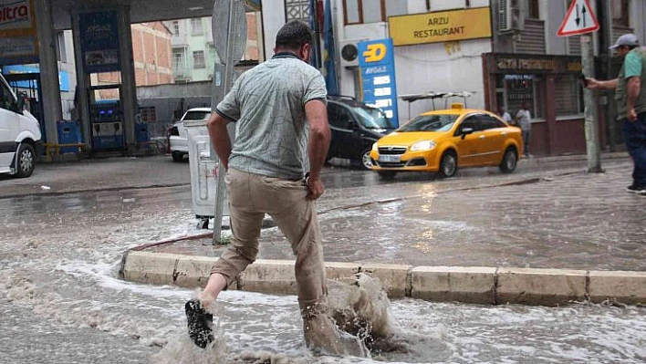 Elazığ'da sağanak yağış etkili oldu, yollar nehre döndü