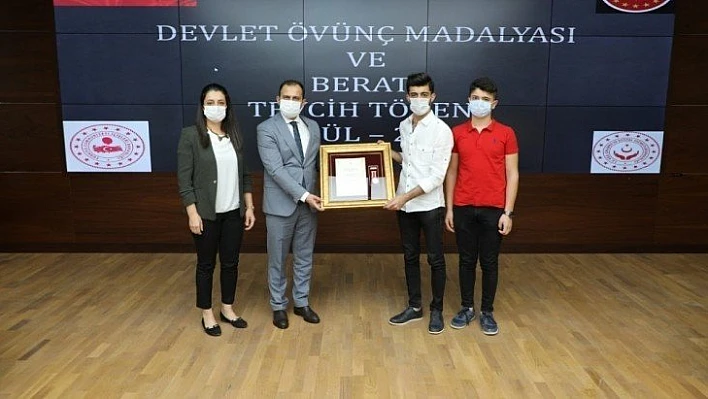 Elazığ'da şehit aileleri ve gazilere Devlet Övünç Madalyası ve Beratı verildi