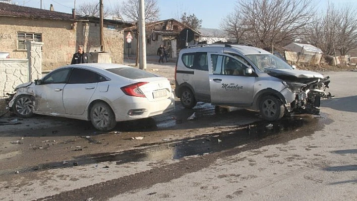 Elazığ'da trafik kazası: 3 yaralı