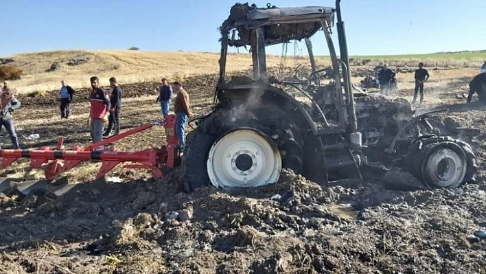 Yanan traktör kullanılamaz hale geldi
