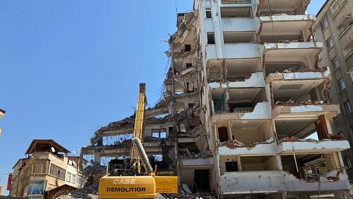 Elazığ'da yıkım çalışmaları sürüyor
