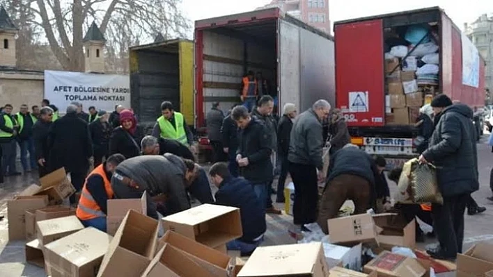Elazığ'dan Malatya'ya 14 araçlık malzeme gönderildi