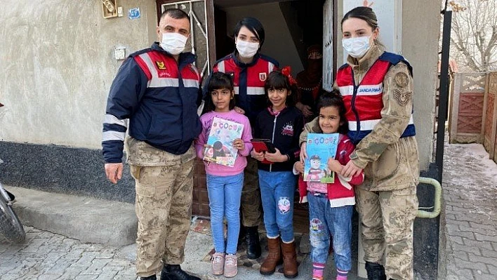 Elazığ depreminin birinci yılında jandarma depremzedeleri unutmadı