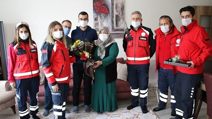 Elazığ depreminin simge isimlerinden Azize Çelik'i, ilk müdahaleyi yapan ekip ziyaret etti
