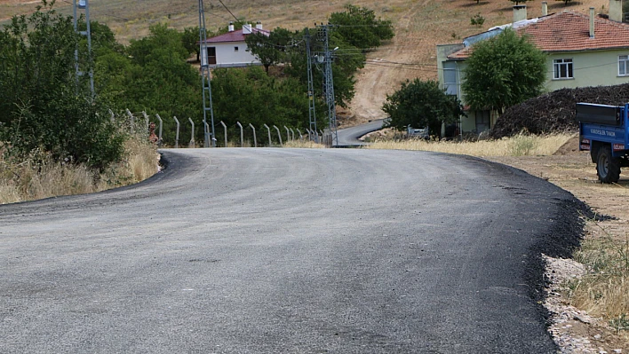 Elazığ İl Özel İdaresi yol yapım çalışmalarını sürdürüyor