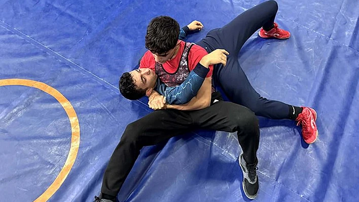 Elazığ'ın güreşçi gururu Çelik U-15 Balkan Şampiyonası'nda