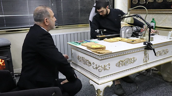 Elazığ TSO Başkanı Alan, tespih ustası Kiraz'ı ziyaret etti