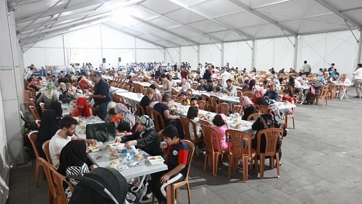 Elazığ'da 75 bin kişi iftar çadırında buluştu
