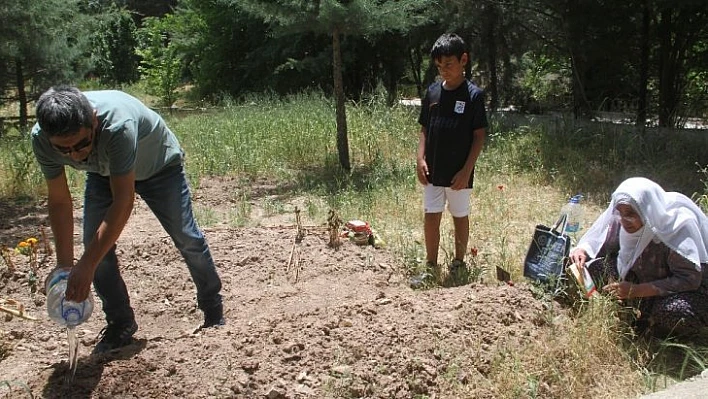 Elazığ'da arefe günü mezarlıklar doldu taştı