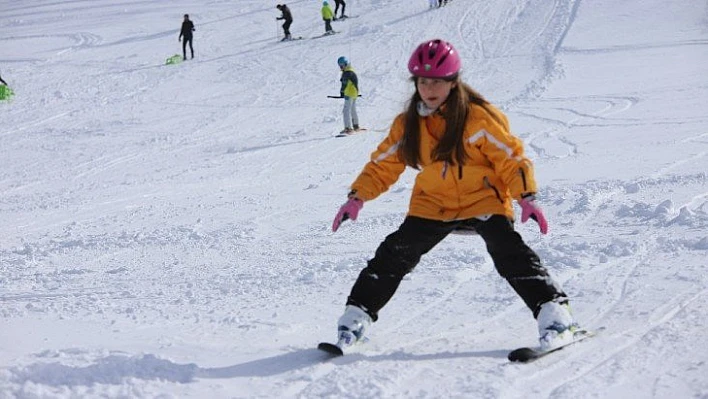 Göl manzaralı Hazar Baba Dağı'nda kayak keyfi başladı