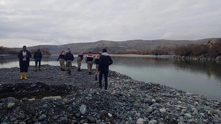 Haber alınamayan balıkçının nehir kenarında eşyaları bulundu