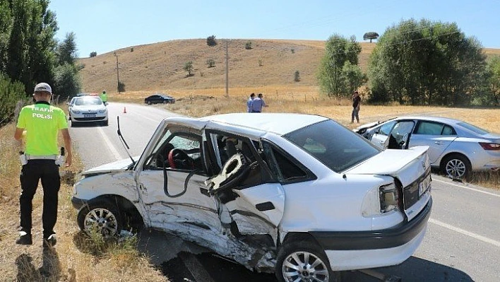 Sivas'ta iki otomobil çarpıştı: 1 ağır 6 yaralı