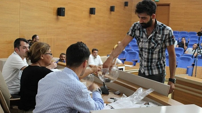 İşe alınacak adaylar, kendileri kura çekti