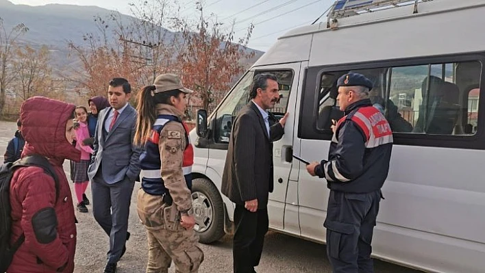 Jandarma ekipleri servisleri denetledi, öğretmenleri ziyaret etti