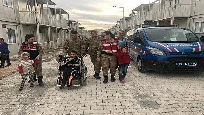 Jandarma Engelli Depremzede Samet'e tekerlekli sandalye hediye etti