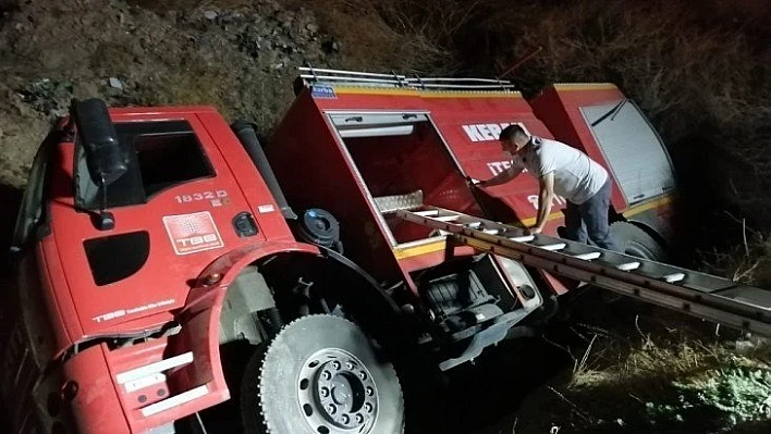 Kamyon kazasına giden itfaiye aracı şarampole devrildi